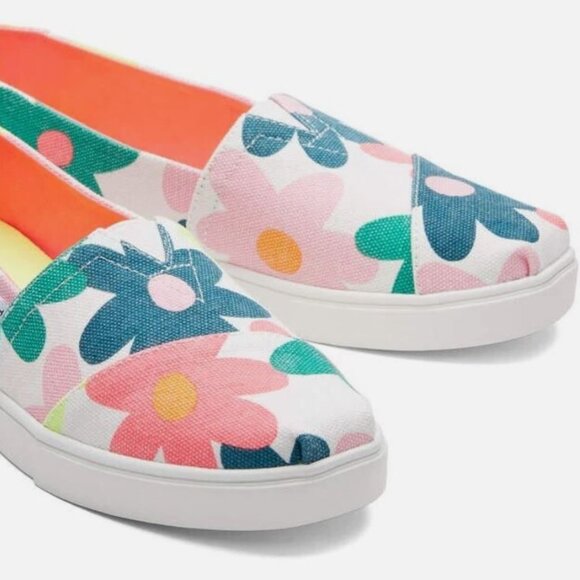 NWT TOMS Alpargata Mallow Patina Green Retro Floral Print Canvas Slip-On Shoes - Picture 2 of 9